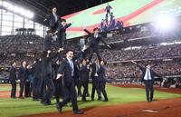 　試合前、パフォーマンスを披露するＣｈｅｅｒ　Ｒｅ－Ｍａｎ’ｓ（撮影・中島達哉）