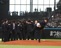 　ファーストピッチセレモニーで投球するＣｈｅｅｒ　Ｒｅ－Ｍａｎ’ｓ（撮影・中島達哉）