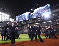 　試合前、パフォーマンスを披露するＣｈｅｅｒ　Ｒｅ－Ｍａｎ’ｓ（撮影・中島達哉）