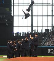 　ファーストピッチセレモニーで投球するＣｈｅｅｒ　Ｒｅ－Ｍａｎ’ｓ（撮影・中島達哉）