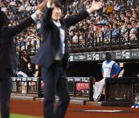 　試合前、パフォーマンスを披露するＣｈｅｅｒ　Ｒｅ－Ｍａｎ’ｓを見つめる新庄監督（撮影・中島達哉）