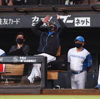 　１回、有薗の放った打球が左犠飛となり、天を仰ぐ新庄監督（中央）＝撮影・中島達哉