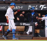 　１回、勝ち越し犠飛を放った有薗（左）を迎える新庄監督（撮影・中島達哉）