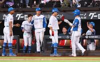 　１回、有薗（中央）の犠飛で生還した郡司（右から２人目）を迎える日本ハムナイン（撮影・中島達哉）