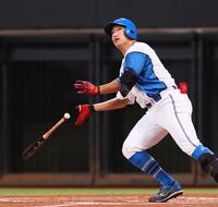 　１回、勝ち越しとなる左犠飛を放つ有薗（撮影・中島達哉）