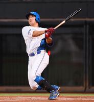 　１回、左犠飛を放つ有薗（撮影・中島達哉）