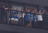 　イニング間のビジョンに登場した山本彩（中央）と陣内智則（同右）＝撮影・中島達哉