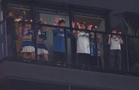 　きつねダンスを踊る陣内智則（中央左）と山本彩（右端）＝撮影・中島達哉