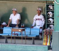 　秋季大会初戦を迎え、ベンチに座る（左から）滝口貴夫新部長と松本健吾新監督（撮影・市尻達拡）