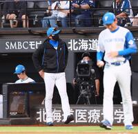 　７回、選手交代を告げるためにベンチを出る新庄監督（撮影・中島達哉）