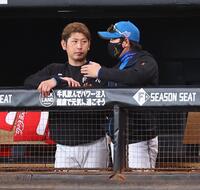 　８回、加藤貴（左）の元に出向いて話をする新庄監督（撮影・中島達哉）