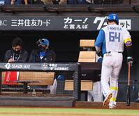 　４回、戦況を見つめる新庄監督（右は送りバントを失敗し、ベンチに下がる田宮）＝撮影・中島達哉