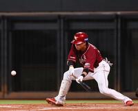 　５回、セーフティースクイズを決める黒川（撮影・中島達哉）