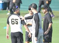 　大勢（右）らと談笑する湯浅（６５）＝撮影・飯室逸平