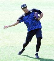 　サイドスローで投げる藤浪（撮影・佐藤厚）