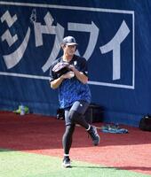 　投球フォームをチェックする藤浪（撮影・佐藤厚）