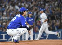 　１回、筒香に同点２ランを打たれ、しゃがみ込む高橋宏（撮影・佐藤厚）