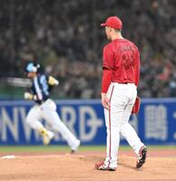 　３回、村上に一発を浴びガックリの高橋（撮影・園田高夫）