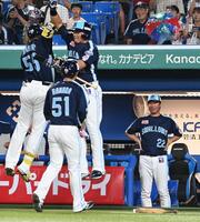 　３回、頼もしい主砲・村上を見つめる高津監督（右）＝撮影・園田高夫