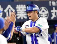 　３回、筒香は２打席連続本塁打を放ち、ベンチにがい旋する（撮影・佐藤厚）