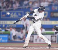 　６回、勝ち越しの左前適時打を放つ小川（撮影・開出牧）