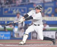 　６回、同点の中前適時打を放つ代打・寺地（撮影・開出牧）