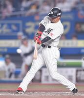 　６回、左前適時打を放つ藤岡（撮影・開出牧）