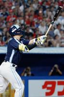 　３回、村上が中越えに２打席連続本塁打となる２ランを放つ