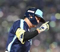 　３回、中越え勝ち越し２ランを放ちポーズをとる村上（撮影・園田高夫）