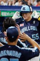 　２回、本塁打を放ちナインに迎えられる村上