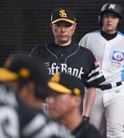 　７回、投手交代を告げた小久保監督（撮影・開出牧）