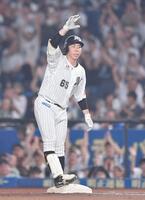 　６回、同点の中前適時打を放ちポーズを決める代打・寺地（撮影・開出牧）