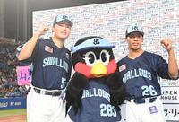 　ガッツポーズをする村上（左）と山野（撮影・園田高夫）