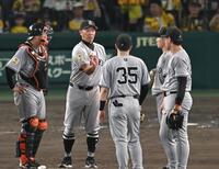 　５回、投手交代のためマウンドに出向く阿部監督（撮影・飯室逸平）