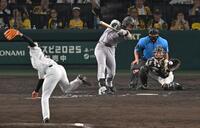 　８回、キャベッジを空振り三振に斬る石井（撮影・飯室逸平）