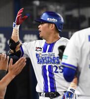 　３回、筒香は２打席連続本塁打を放ち、ベンチにがい旋する（撮影・佐藤厚）