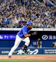 　１１回、ブライトは右中間に走者一掃の勝ち越し３点適時二塁打を放つ（撮影・佐藤厚）