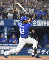 　１１回、ブライトは右中間に走者一掃の勝ち越し３点適時二塁打を放つ（撮影・佐藤厚）