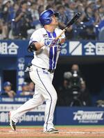 　１１回、筒香は右中間にこの日３本目となる１４号２ランを放つ（撮影・佐藤厚）