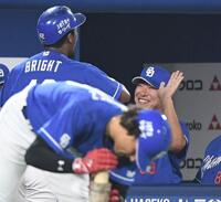 　１１回、殊勲打のブライト（左）を笑顔で迎える井上監督（右）＝撮影・佐藤厚