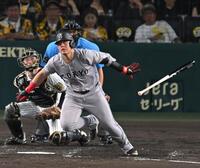 　３回、内野安打を放つ岡本