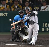 　３回、右前打を放つ岸田（撮影・飯室逸平）