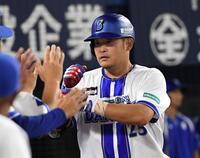 　３回、筒香は２打席連続本塁打を放ち、ベンチにがい旋する（撮影・佐藤厚）