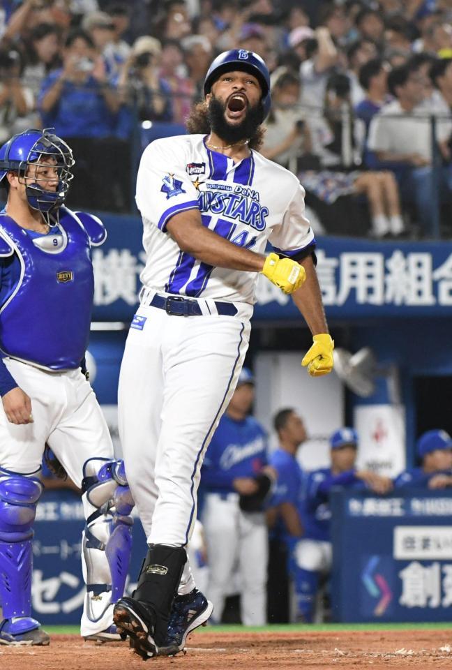 　２回、ジャクソンは左中間に１号先制３ランを放ち、雄叫びを上げる（撮影・佐藤厚）