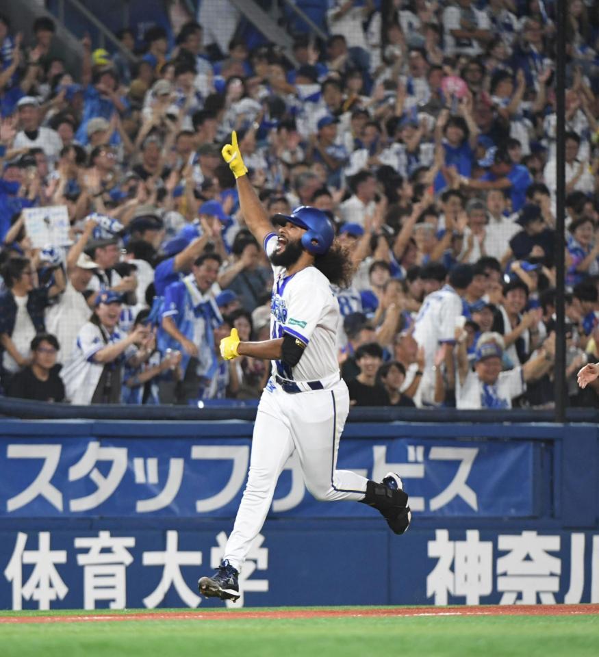 　２回、ジャクソンは左中間に１号先制３ランを放ち、雄叫びを上げる（撮影・佐藤厚）