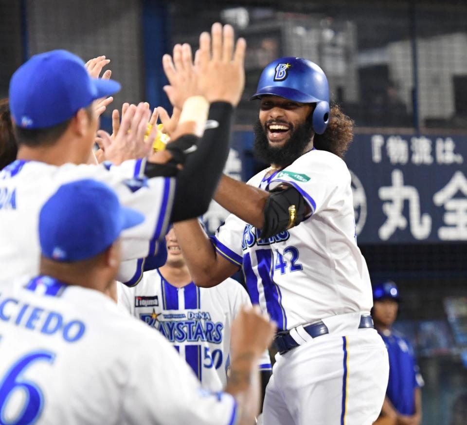 　２回、１号先制３ランを放ち、ナインの出迎えに笑顔のジャクソン（右）＝撮影・佐藤厚