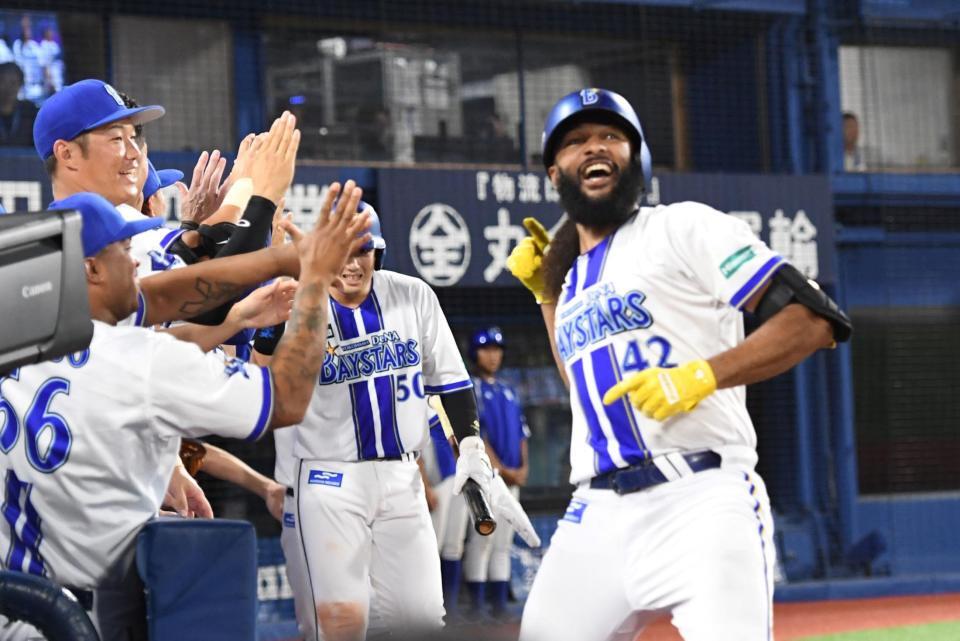 　２回、１号先制３ランを放ったジャクソン（右）はライトスタンドに向けパフォーマンス（撮影・佐藤厚）