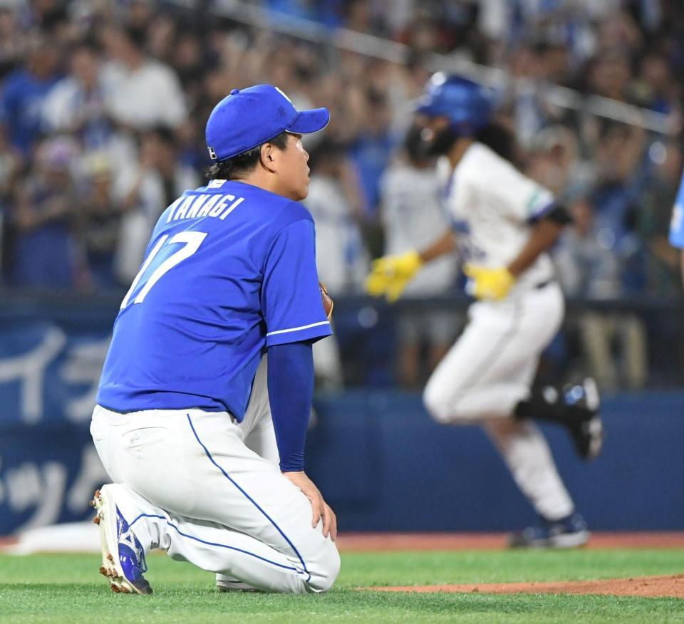 　２回、ジャクソン（右）にまさかの３ランを打たれ、崩れ落ちる柳（撮影・佐藤厚）