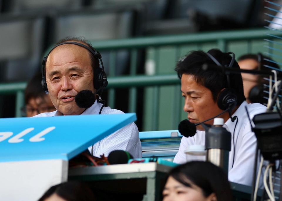 　解説する岡田彰布オーナー付顧問（右は赤星憲広氏）＝撮影・山口登