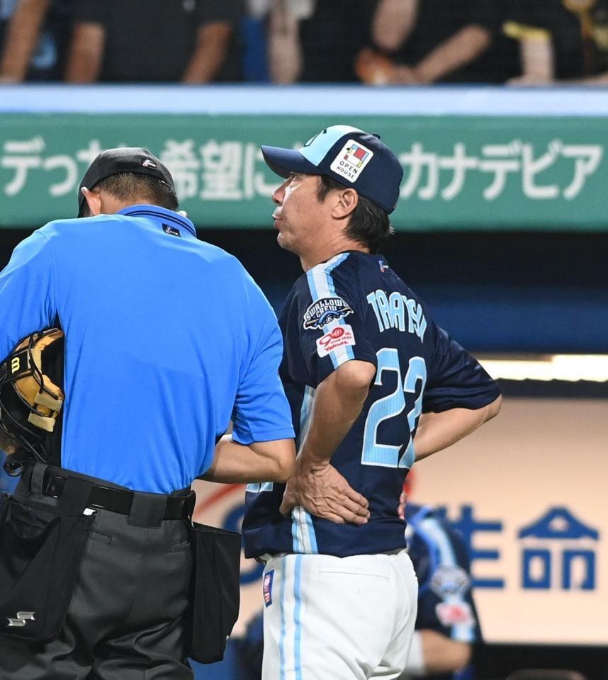 　７回、投手交代を告げる高津監督（撮影・園田高夫）